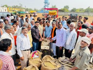 विधायक ईश्वर साहू ने किया धान ख़रीदी का शुभारंभ, किसानो को दी बधाई 