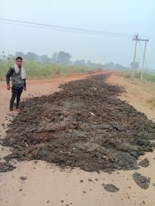 सुरहोली-देवादा मार्ग: पोल्ट्री फार्म की बदबू से ग्रामीणों का जीवन दूभर