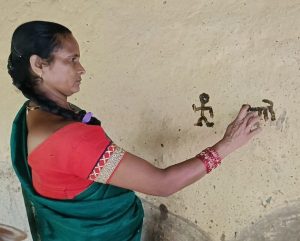 gossipbharat.com घरों के दरवाजों पर गोबर से बनी मानव आकृति